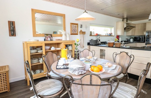 Hopton Cottage | LINKS VIEW, country holiday cottage, with open fire in Fritton