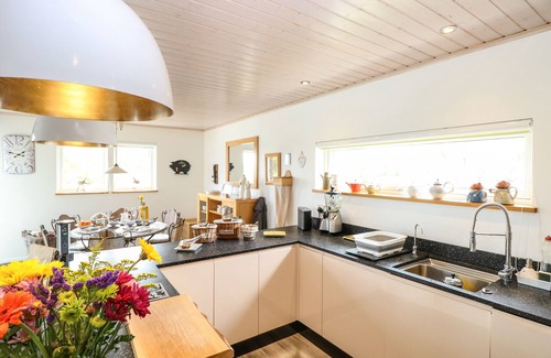 Hopton Cottage | LINKS VIEW, country holiday cottage, with open fire in Fritton