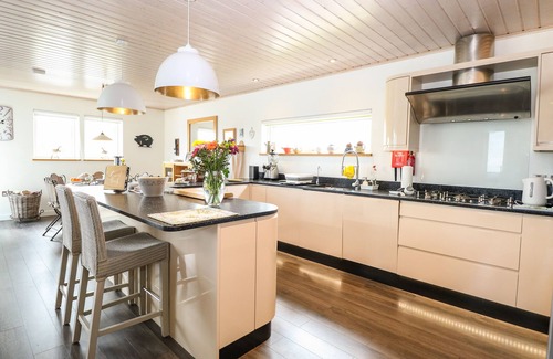 Hopton Cottage | LINKS VIEW, country holiday cottage, with open fire in Fritton