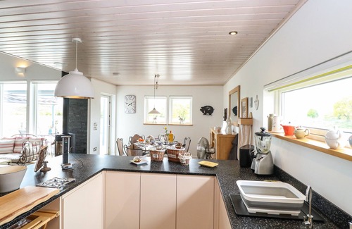 Hopton Cottage | LINKS VIEW, country holiday cottage, with open fire in Fritton