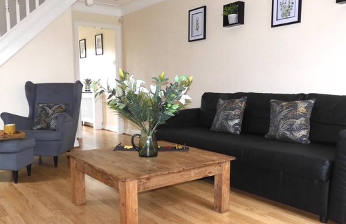 Hoole Apartment | Lion House Chester - Very Near Zoo Ideal for City - Sleeps Up to 7