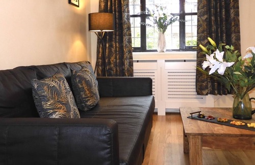 Hoole Apartment | Lion House Chester - Very Near Zoo Ideal for City - Sleeps Up to 7