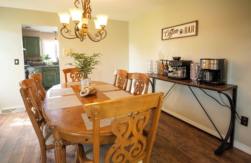 Reedsville House | Lions Den. Pool-Hot Tub-EspressoBar-Stadium 30 Min