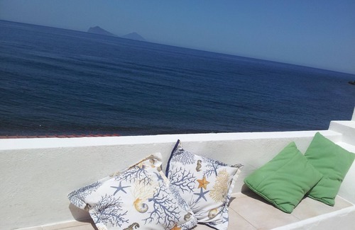 Canneto Apartment | LIPARI -Apartment located on the beach with a view of Panarea and Stromboli