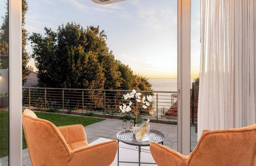 Clifton Apartment | Lisburn On Clifton Beach House - Modern with views