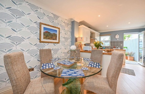 Torquay Cottage | Lisburne Place Luxury Town House - sleeps up to 6 in three bedrooms. Two bathrooms.