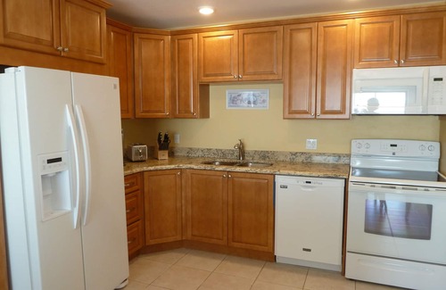 Madeira Beach Condo | Listen to the Waves - Direct Gulf Front - WiFi, Parking Included