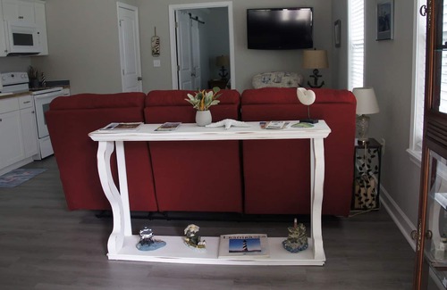 Darien Cottage | Listening to birds on front porch. Short walking distance to Fort King George