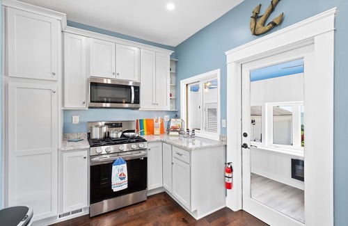 Lorain House | Lita's Lake Home-Walk to Century Park and Beach!