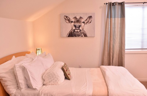 Sherman Oaks House | Lite & Airy Sherman Oaks Studio w/garden, close to Universal Studios.