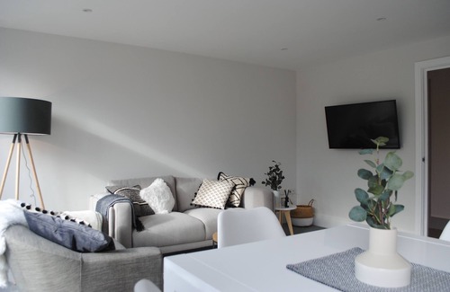 East Finchley Apartment | Literally seconds from the centre of East Finchley