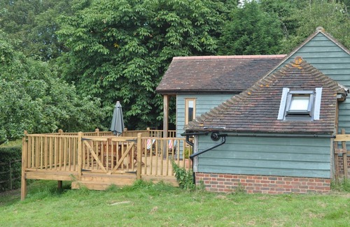 Tonbridge Cottage | * Little Apple Barn * Hamptons Farmhouse, Child Friendly Holidays