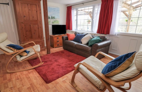 Woolhamton Cottage | LITTLE BARBER, pet friendly, with a garden in Reading