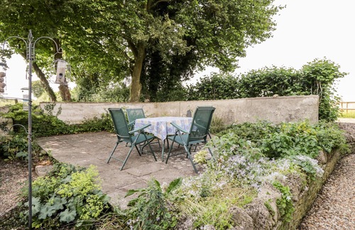 Giddeahall Cottage | LITTLE BARN, pet friendly, with open fire in Yatton Keynell