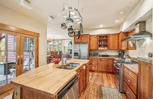 The Highlands House | Little Bear Lodge: Large Highlands Home, Private Hot Tub, Pet Friendly, Great Views!