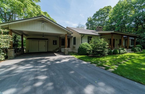 Highlands Cabin | Little Bear Pen | Beautifully Renovated Home on Little Bear Pen Mountain with Spectacular Views