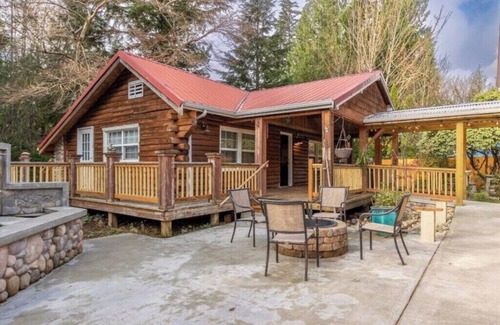 Gold Bar Cabin | Little Bear's Bungalow; Log Cabin w/Mountain views