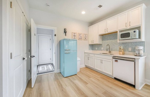 Charleston House | Little Betty Coastal Retreat~Minutes from Folly!