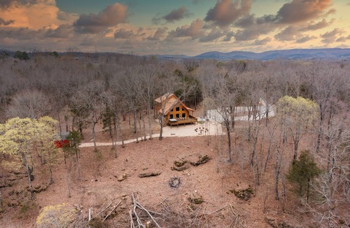 Eagle Rock Cabin | Little Cedar Lodge-Amazing Lake and Mountain Views -Hot Tub-Fire Pit
