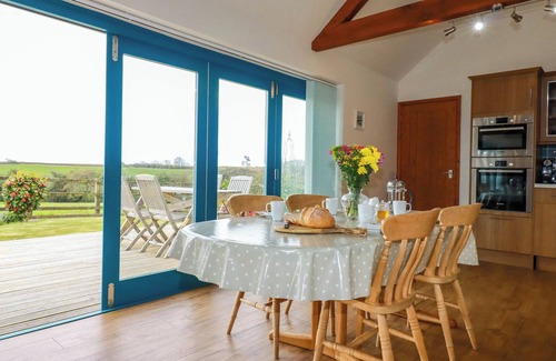 Truro Cottage | LITTLE CHYWOON BARN, family friendly, with a garden in Truro