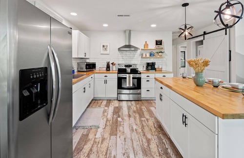Hendersonville Cabin | Little Creek Mountain Escape: Near Point Lookout Winery + Hot Tub + Fire Pit