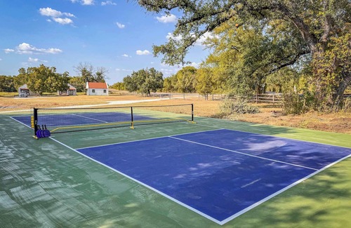 Waco House | Little Dutch Cabin #101 | Pickleball | Soaker Tub