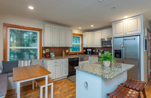 Wolf Laurel Cabin | Little Fox Cabin - Wolf Laurel, Hot tub, 4 bdm, 2 bath, cozy mountain escape!