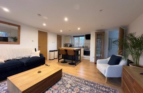 Elstead House | Little Foxwood - Garden Lodge with Sauna