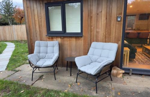 Elstead House | Little Foxwood - Garden Lodge with Sauna