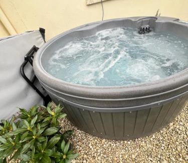 Saint Briavels Apartment | Little Gem in the Forest of Dean! Hot tub, Private garden, Dog Friendly, Smart TVs and Beautiful Historic Village Location!
