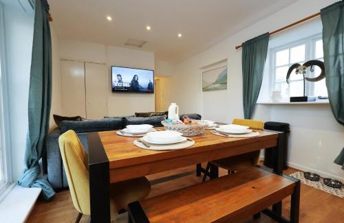 Saint Briavels Apartment | Little Gem in the Forest of Dean! Hot tub, Private garden, Dog Friendly, Smart TVs and Beautiful Historic Village Location!