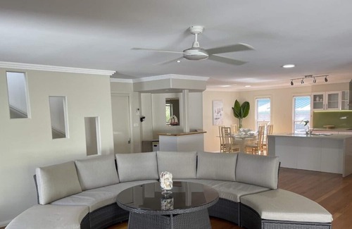 Lake Cathie House | Little Gems whole house accomodation 200m from beach!