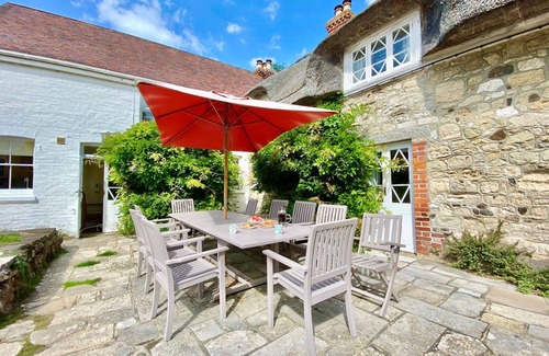 Freshwater House | Little Halt is a charming 17th century thatched cottage overlooking Pound Green