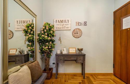 Ampelokipoi Apartment | Little house in the city