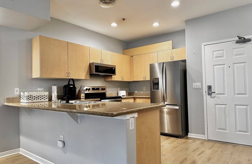 Downtown San Diego Condo | Little Italy 2-bd 2-ba 2-pkg W/D AC Fitness Center Pool Jacuzzi 6 blks from bay