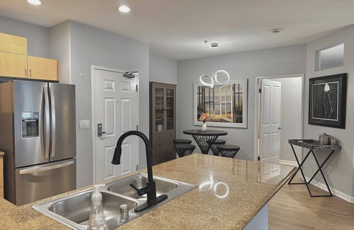 Downtown San Diego Condo | Little Italy 2-bd 2-ba 2-pkg W/D AC Fitness Center Pool Jacuzzi 6 blks from bay