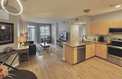 Downtown San Diego Condo | Little Italy 2-bd 2-ba 2-pkg W/D AC Fitness Center Pool Jacuzzi 6 blks from bay