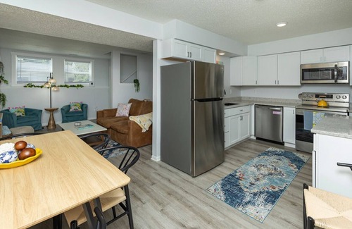 Des Moines House | Little Italy in DSM: 2 Bed 1 Bath Upgraded Townhome w/King Bed & Reading Nook