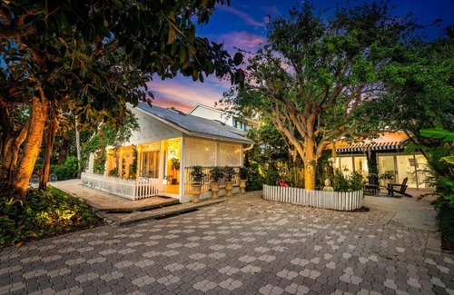 Juno Beach Apartment | Little Key West, Private Beach Entry 1 Minute Walk