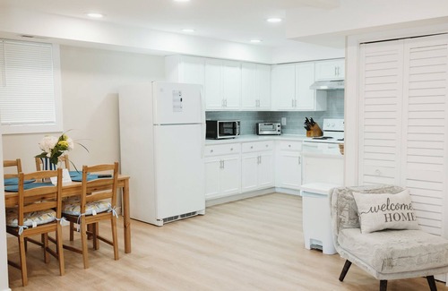 Carpentersville Apartment | Little Lady On Lincoln- FULLY stocked Coffee Bar