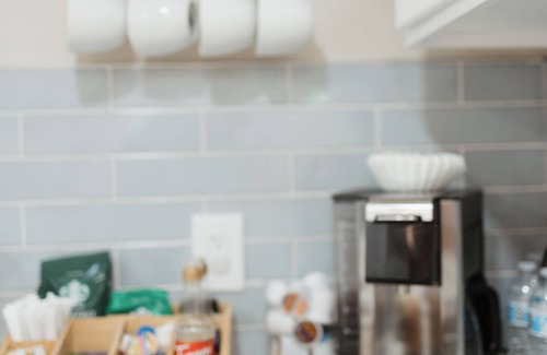 Carpentersville Apartment | Little Lady On Lincoln- FULLY stocked Coffee Bar