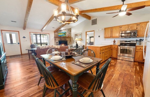 Wears Valley Cabin | Little Little (2-Bedroom Cabin) with Mountain view - Pets Allowed by RedAwning
