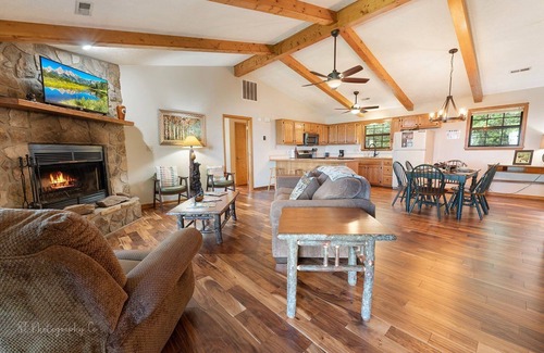 Wears Valley Cabin | Little Little: Pet Friendly, Free Attraction Tickets, Hot Tub, Views & Hiking Trails