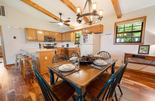Wears Valley Cabin | Little Little: Pet Friendly, Free Attraction Tickets, Hot Tub, Views & Hiking Trails