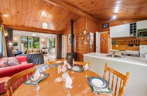 Kuratau Cottage | Little Lockwood - Kuratau Bach