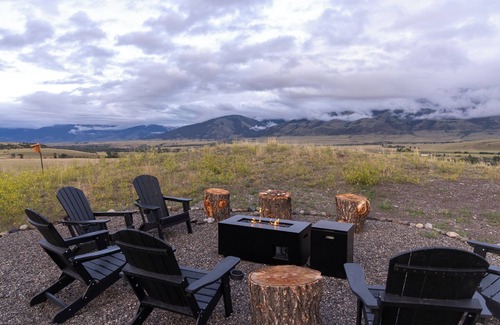 Emigrant House | Little Lodge at Emigrant Peak, Montana Cabin in Paradise Valley, sleeps 6
