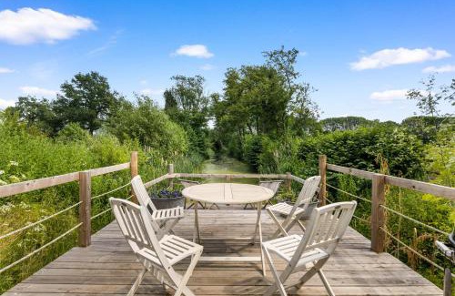 Abbots Salford House | Little Moat - Moat Farm Barns a small modern studio in the garden on our family farm
