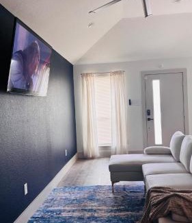 Northeast Houston Villa | Little Nyssa Home away from Home