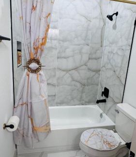 Northeast Houston Villa | Little Nyssa Home away from Home