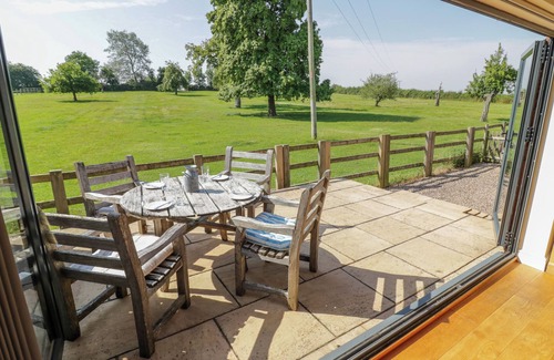 Upton Snodsbury Cottage | LITTLE OWL BARN, family friendly, with open fire in Upton Snodsbury